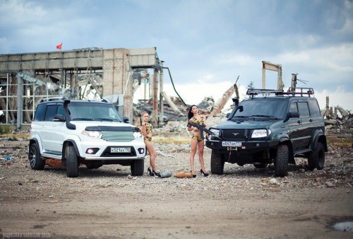 Девушки в трусах устроили фотосессию на развалинах Луганского аэропорта (фото)