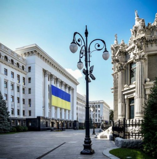 На здании АП ко Дню Независимости вывесили флаг Украины