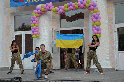 Луганские милиционеры сделали подарок жителям Попасной (фото)