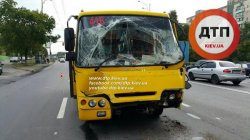 В Киеве маршрутка с людьми на скорости врезалась в грузовик