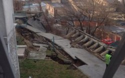 В Киеве обвалился фасад жилого дома