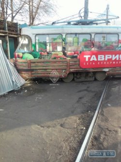 В Одессе трамвай сошел с рельсов и задавил 25-летнего прохожего