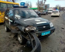 В Бердичеве водитель микроавтобуса протаранил авто полиции