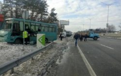 В Киеве 3 автомобиля столкнулись с автобусом