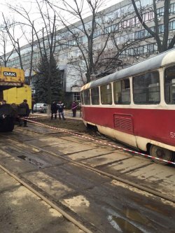 В Киеве трамвай сошел с рельс, есть пострадавшие