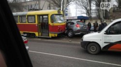 В Одессе трамвай сошел с рельсов и раздавил иномарку
