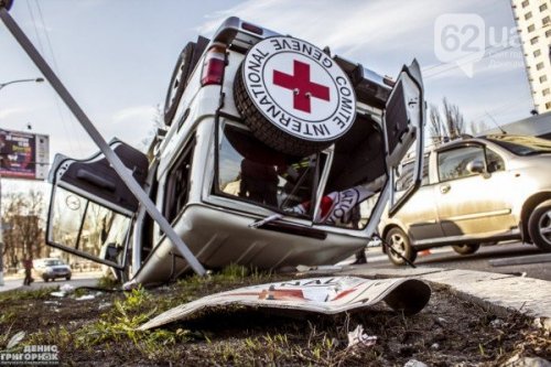 В Донецке авто с символикой Красного креста попало в ДТП