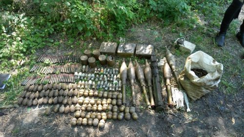 Со дна реки Айдар изъяли большое количество боеприпасов