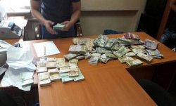 У киевских налоговиков при обыске в кабинете изъяли почти $300 тыс, более €100 тыс евро, более 30 тыс фунтов стерлингов и 1,5 млн гривень