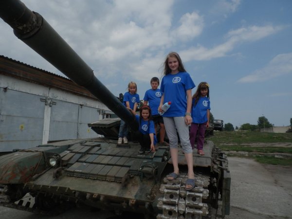 Экскурсия по парку боевых машин и развлечения на реке: Школьники из Луганской области приезали в гости к 92-й ОМБр