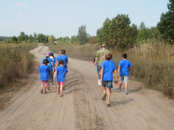 Экскурсия по парку боевых машин и развлечения на реке: Школьники из Луганской области приезали в гости к 92-й ОМБр