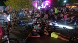 В центре Одессы более 500 велосипедистов устроили лежачую акцию протеста