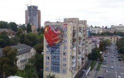 В Киеве появился мурал о "братской любви" России к Украине