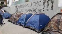 Под «Интером» активисты установили палатки, работников канала не впускают в офис