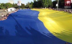 В Мариуполе на день города развернули самый большой флаг Украины