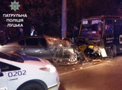 В Луцке водитель BMW погиб, врезавшись в маршрутку