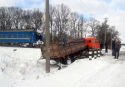 В Хмельницкой области пассажирский поезд протаранил грузовик
