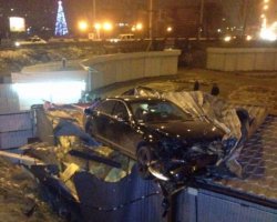 В Киеве Mercedes вылетел с дороги и приземлился на МАФ