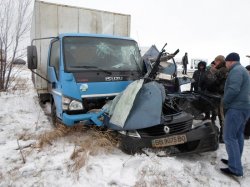 На оккупированной Луганщине грузовики раздавили легковой автомобиль. Есть жертві (фото)
