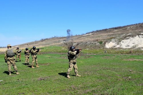 Украинские военные провели учебные стрельбы в Луганской области 