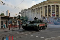 Боевики на российских танках изуродовали асфальт в центре Донецка