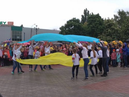 Лисичанск отметил День вышиванки флешмобом и концертом