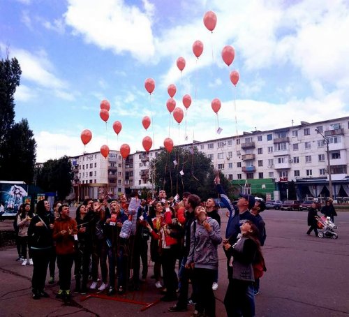 «Не забыты»: в Рубежном почтили память умерших от ВИЧ/СПИД
