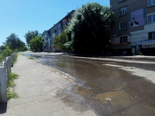 Возле Лисичанскводоканала течет «река», в то время как отдельные районы города сидят без водоснабжения (фото)