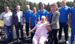 Марина Порошенко передала гусеничный подъемник для спортсменов с ограниченными возможностями Луганщины