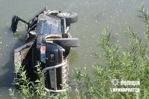  В Ивано-Франковской области внедорожник съехал в реку. Есть жертвы 