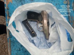 В Северодонецке дети нашли пистолет около подъезда 