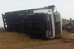 В Херсонской области порыв ветра опрокинул грузовик на человека