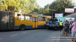 В Тернополе столкнулись троллейбус и БРДМ