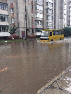  Во Львове сильный ливень с градом затопил несколько улиц
