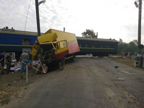 Возле Кременной поезд "Лисичанск-Харьков" сбил грузовик, стоявший на рельсах