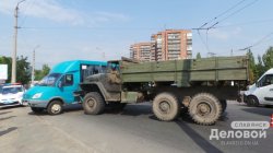 В Славянске военный грузовик врезался в маршрутку