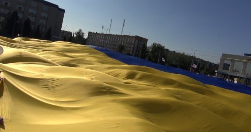 Самый большой флаг Украины в мире приехал в Луганскую область (фоторепортаж)