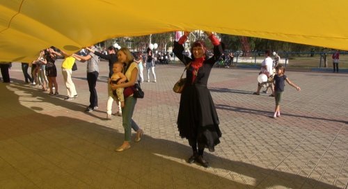 Самый большой флаг Украины в мире приехал в Луганскую область (фоторепортаж)