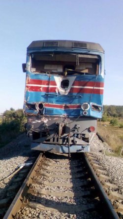 На Харьковщине пассажирский поезд протаранил грузовик