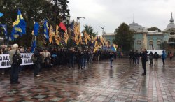 Националисты под радой митингуют против законов Порошенко о Донбассе