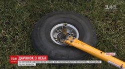 Под Киевом на частный дом упало колесо от вертолета