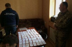 В Харькове правоохранители задержали военного на взятке 