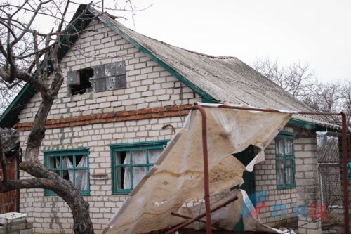 «ЛНР» опубликовала фото последствий обстрела в пригороде Луганска