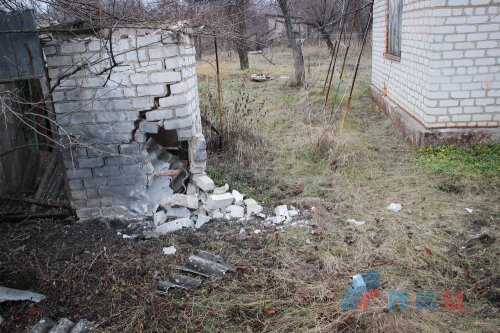 «ЛНР» опубликовала фото последствий обстрела в пригороде Луганска