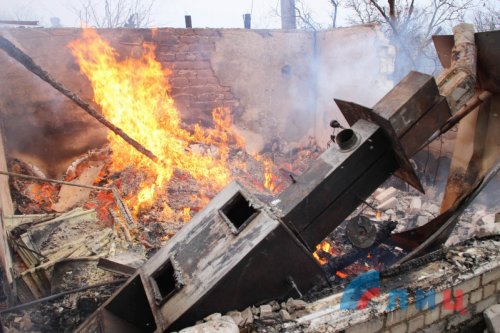 «ЛНР» опубликовала фото последствий обстрела в пригороде Луганска