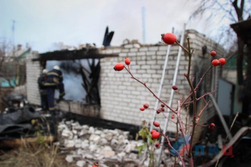 «ЛНР» опубликовала фото последствий обстрела в пригороде Луганска