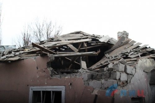 В оккупированном Первомайске из-за обстрелов разрушен жилой дом (фото)