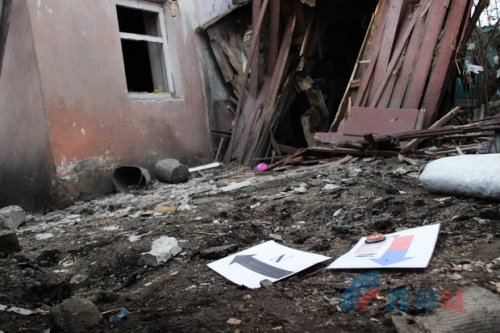 В оккупированном Первомайске из-за обстрелов разрушен жилой дом (фото)