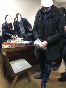 Под Киевом следователь и адвокат попались на взятке в $2200