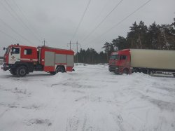 Спасатели помогли выбраться из снега водителю фуры под Северодонецком (фото)